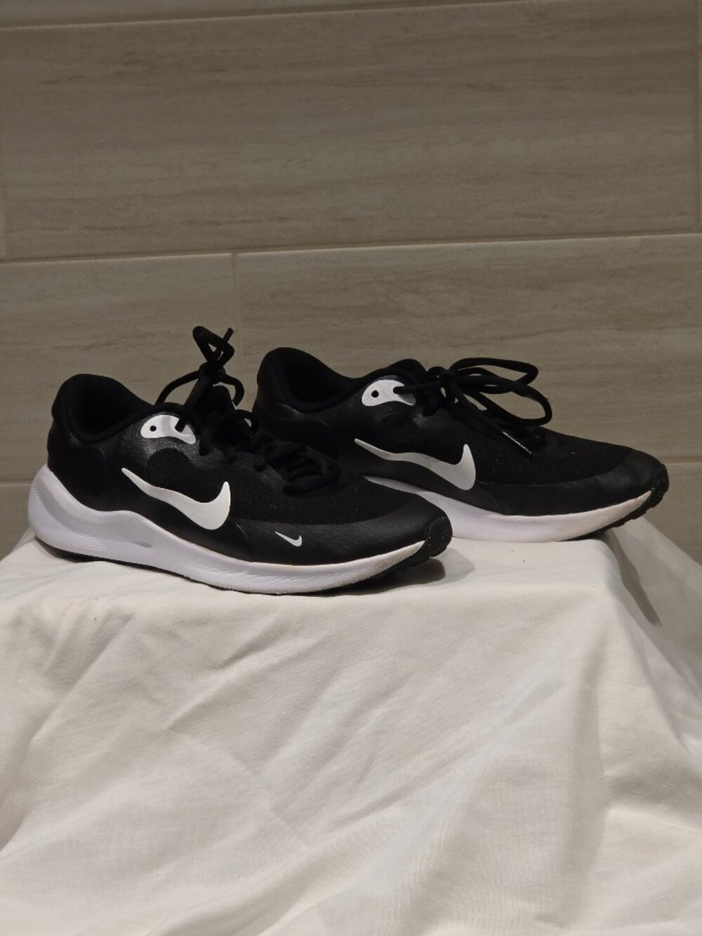 NIKE YOUTH RUNNING SHOES, SIZE 5.5Y